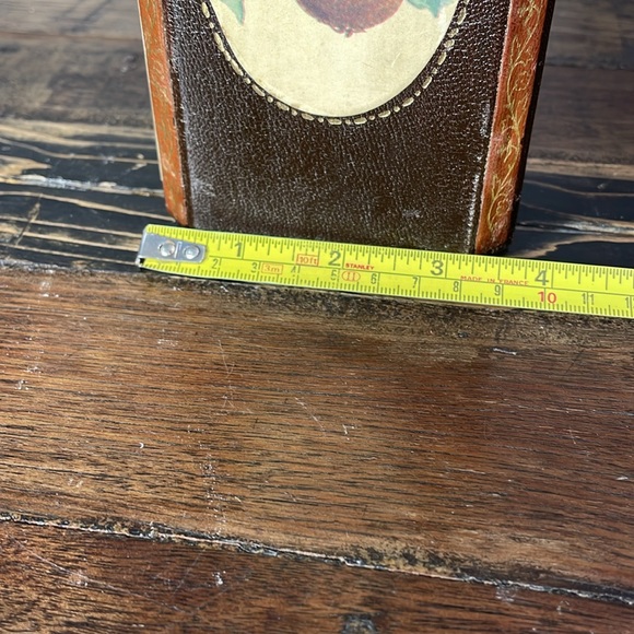 Made in Italy alcohol decanter leather wrapped.  Wooden top split. - Picture 15 of 17